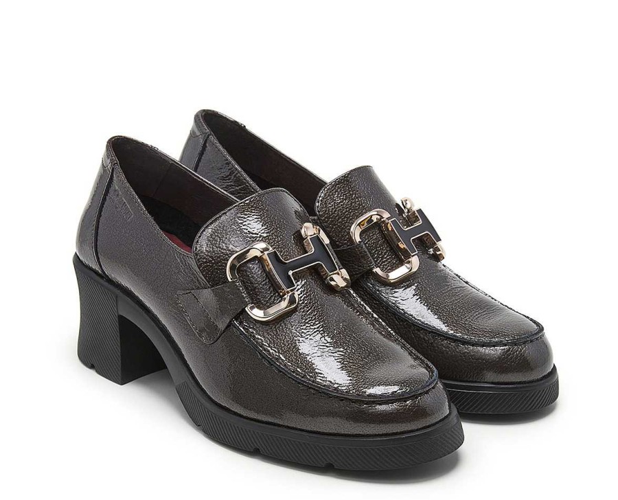 Woman 24hrs | Finish Patent Leather Moccasin Stirrup Trim.