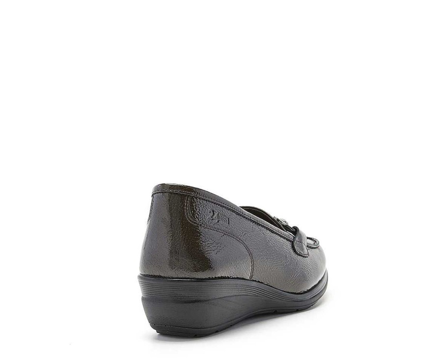 Woman 24hrs | Finish Patent Leather Moccasin Stirrup Trim.