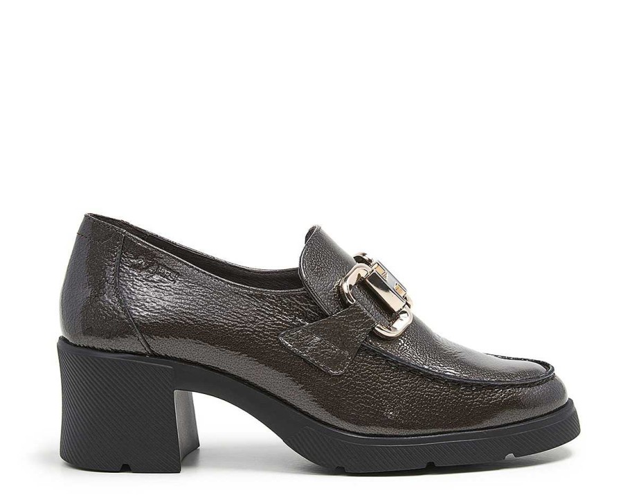 Woman 24hrs | Finish Patent Leather Moccasin Stirrup Trim.